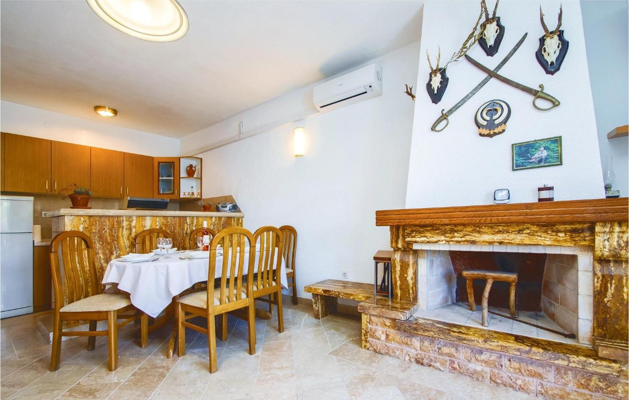 Beautiful Home In Pucisca With Wifi 외부 사진