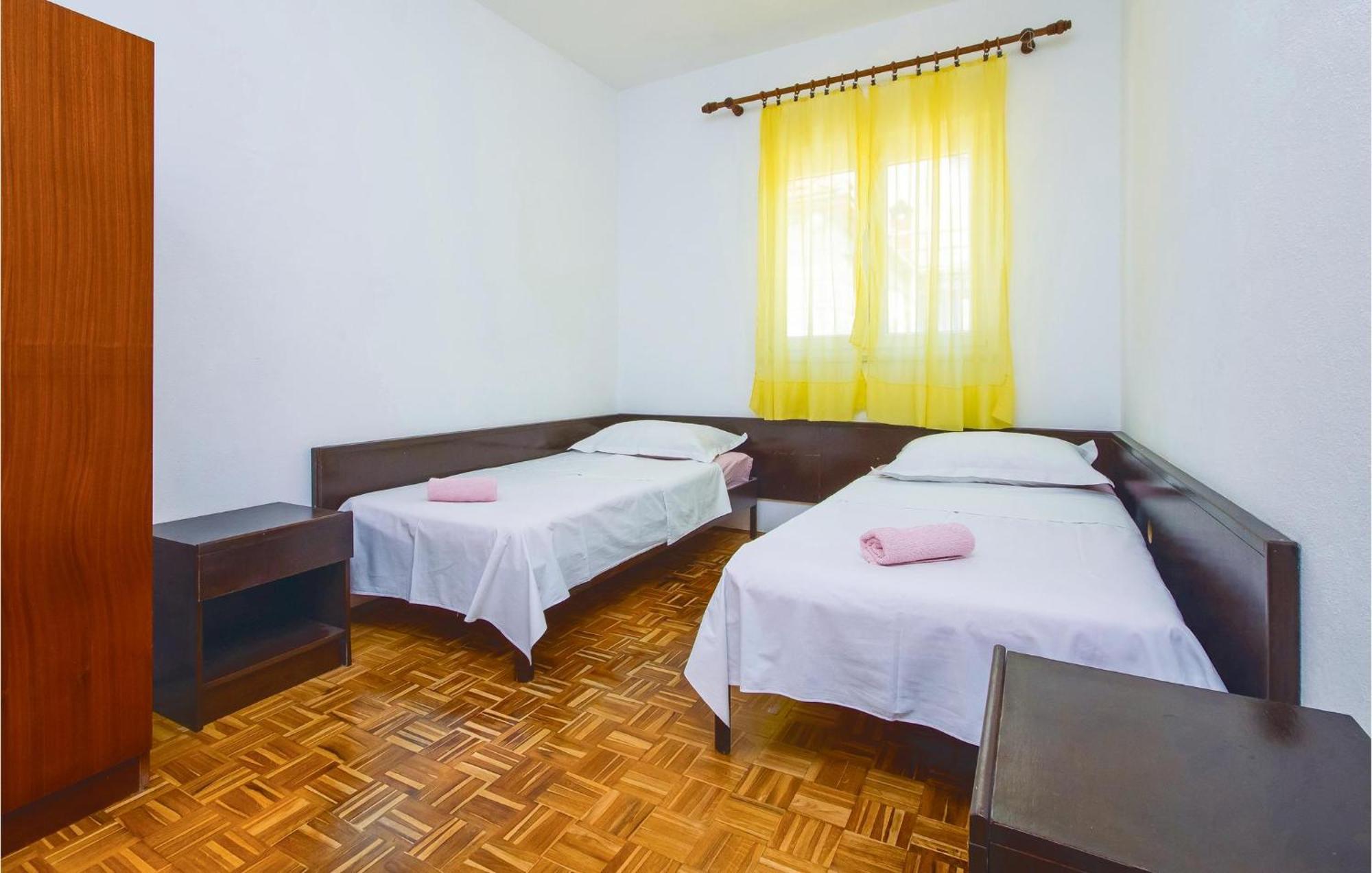 Beautiful Home In Pucisca With Wifi 외부 사진
